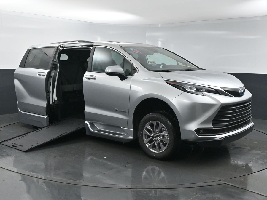 New 2025 Toyota Sienna Hybrid XLE Plus - BraunAbility Side Entry Entry In Floor Automatic Ramp
