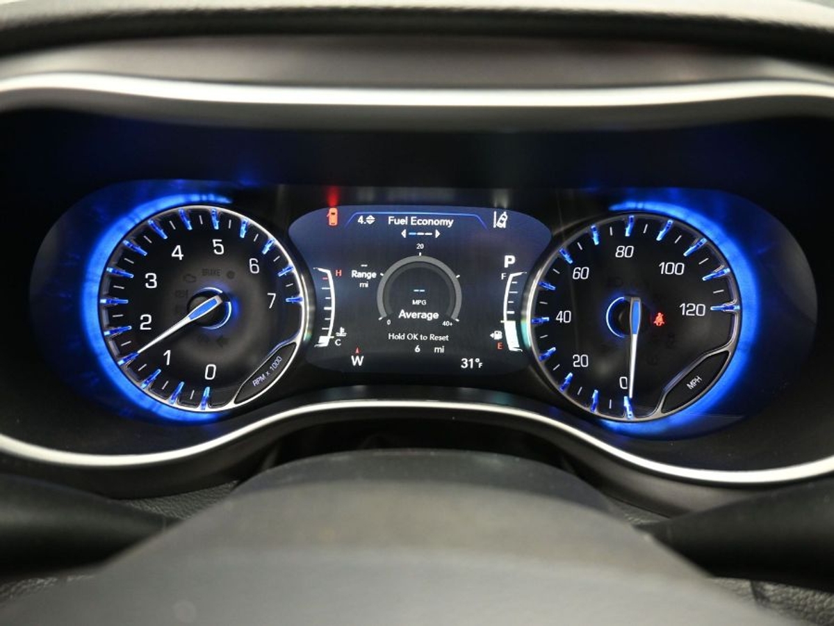 White Chrysler Pacifica image number 15