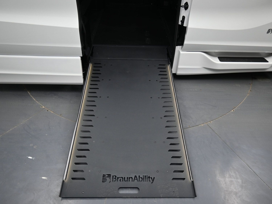 White Honda Odyssey image number 10
