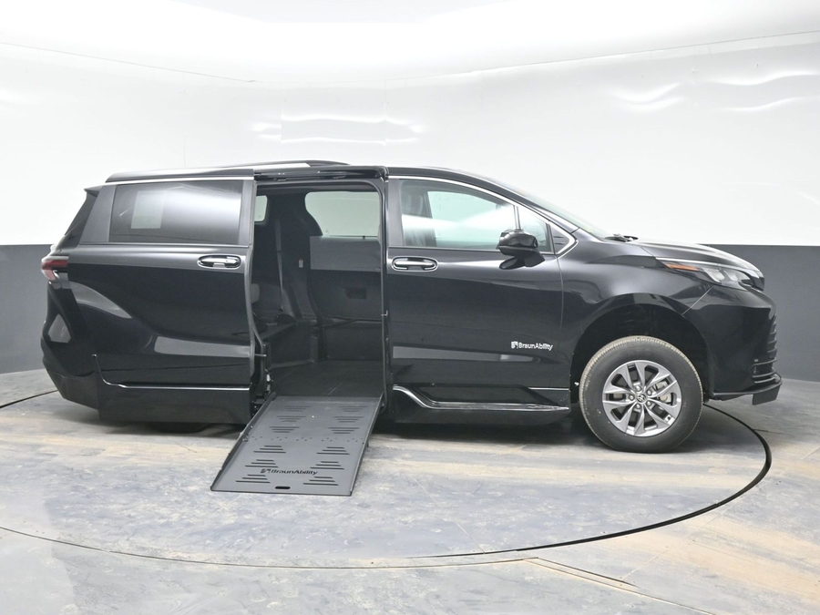 Black Toyota Sienna image number 7