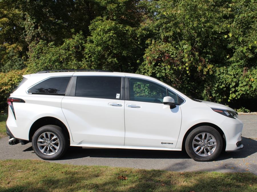 White Toyota Sienna image number 3
