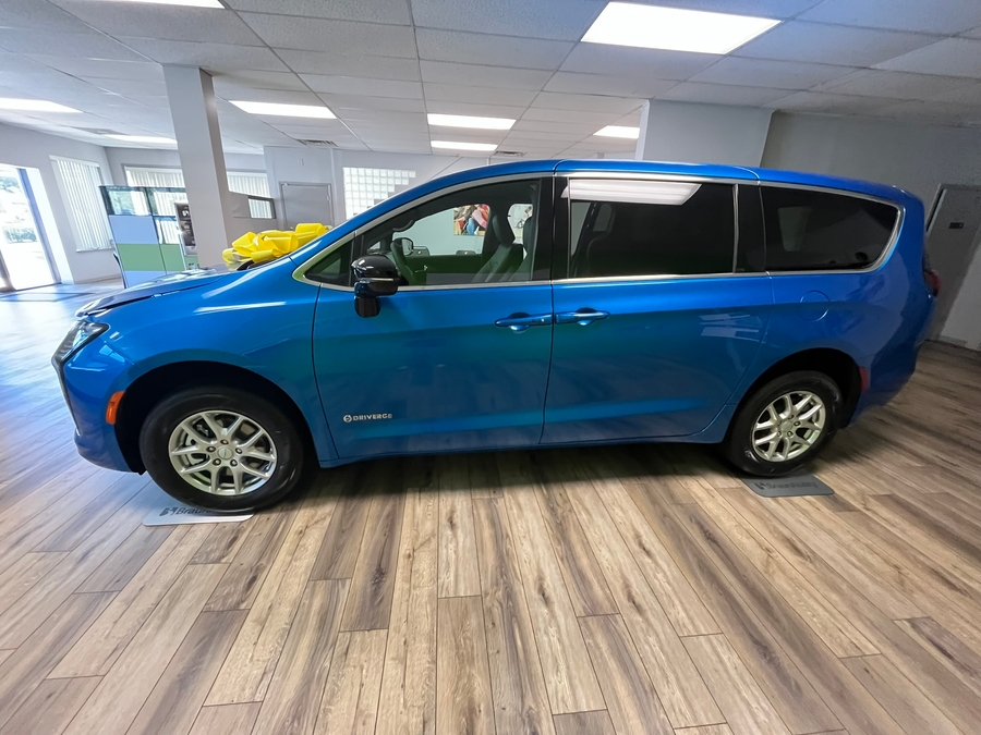 2027 Chrysler Pacifica Select - Photo 3