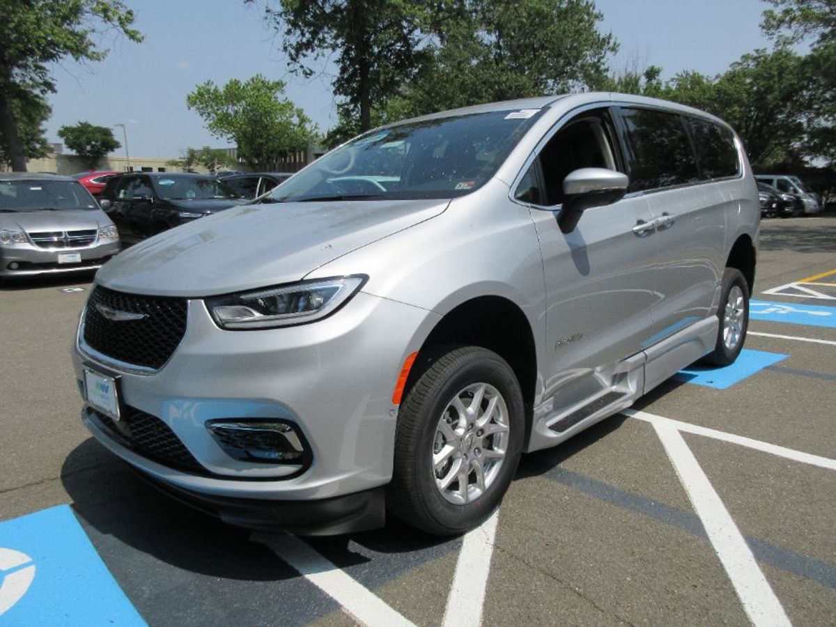 Silver Chrysler Pacifica image number 3