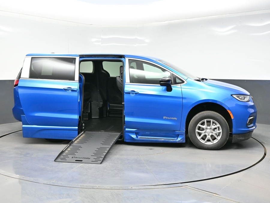 Blue Chrysler Pacifica image number 7