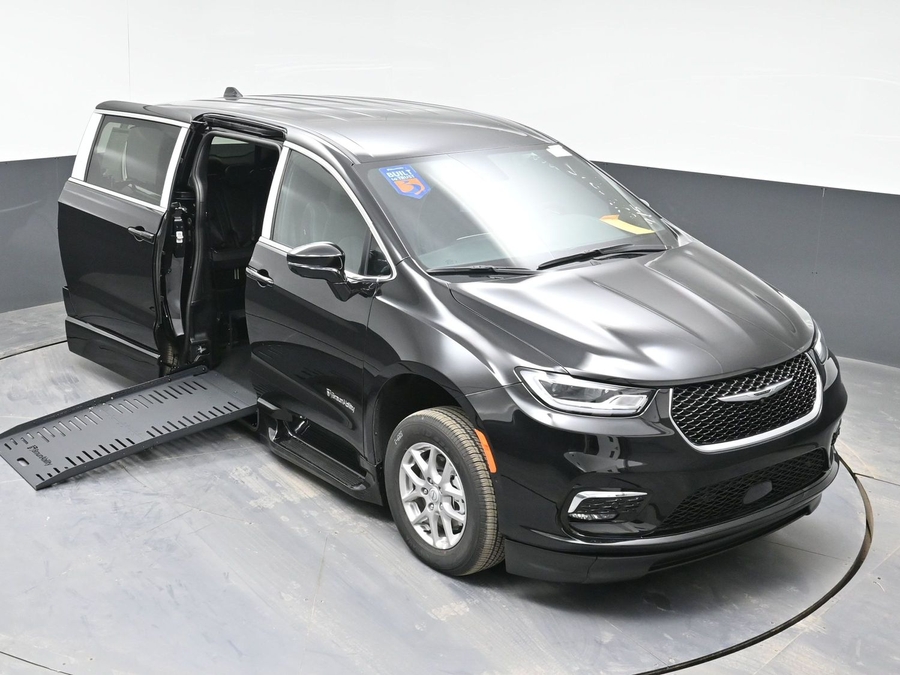 Black Chrysler Pacifica image number 22