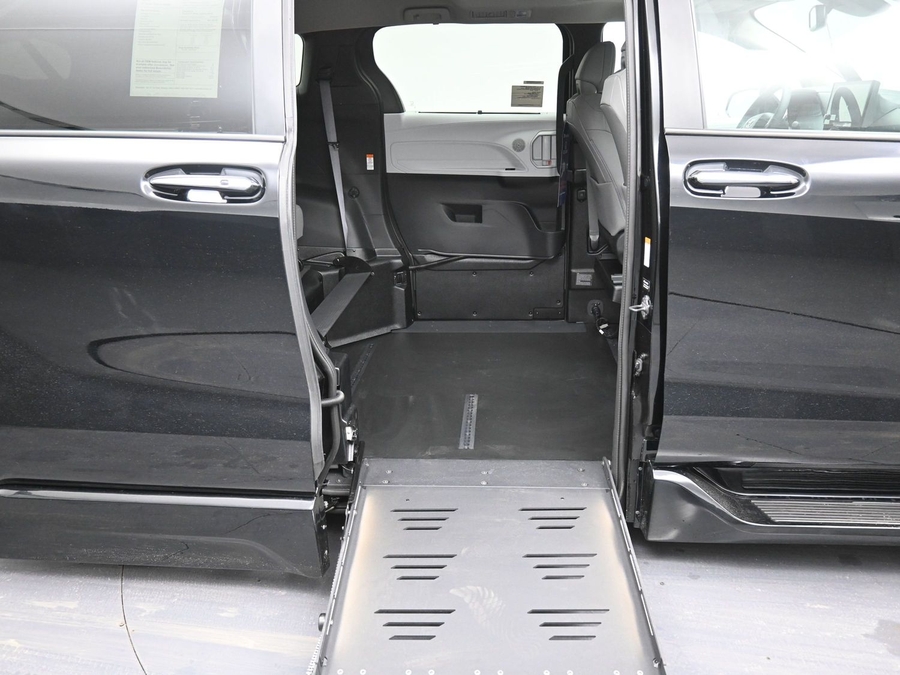 New 2025 Toyota Sienna Hybrid XLE Base - BraunAbility Side Entry Entry Fold Out Automatic Ramp