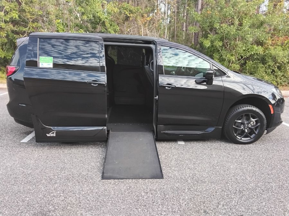2020 Chrysler Pacifica Touring L Plus's photo
