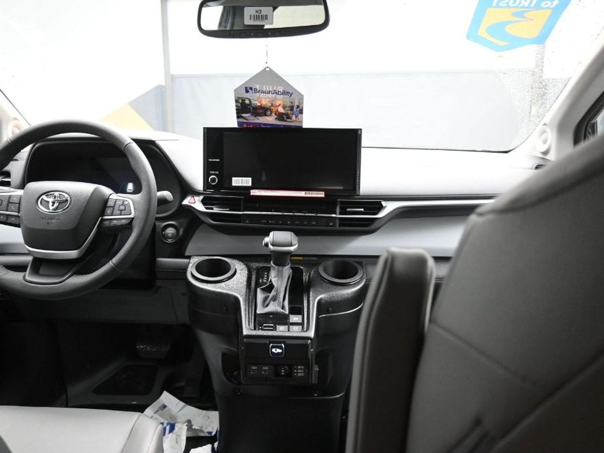 Black Toyota Sienna image number 15