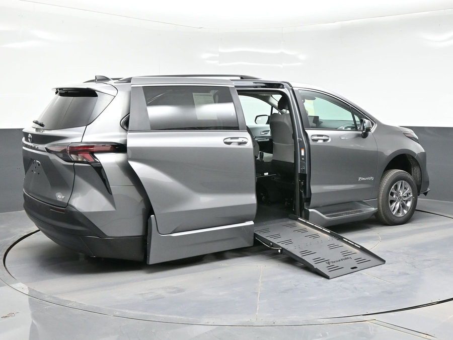 Grey Toyota Sienna image number 6