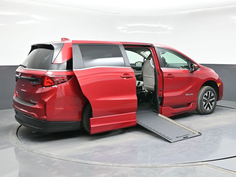 Red Honda Odyssey image number 3