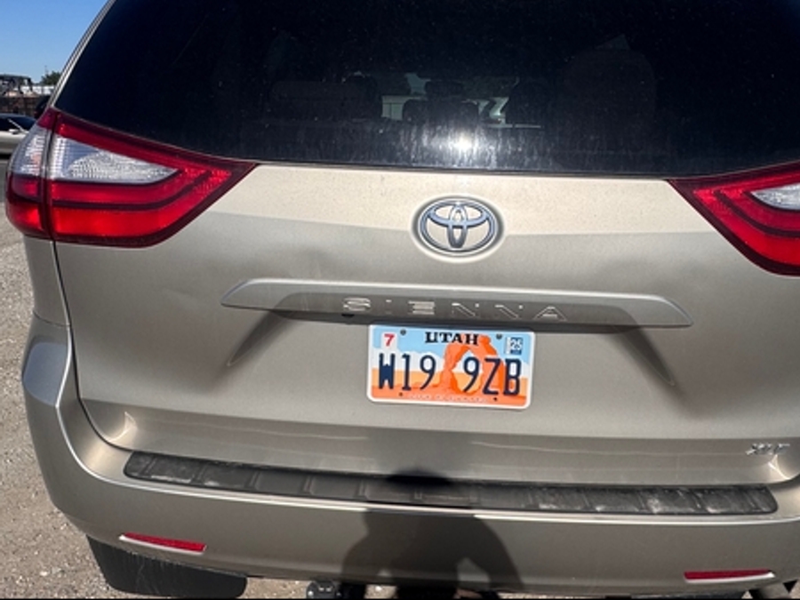 Gold Toyota Sienna image number 9