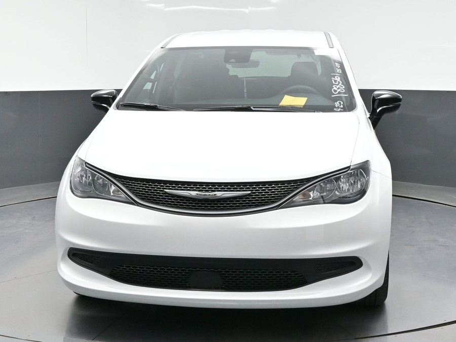 White Chrysler Voyager image number 1