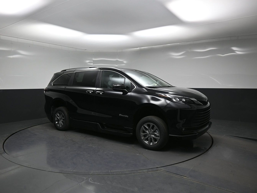 Black Toyota Sienna image number 14