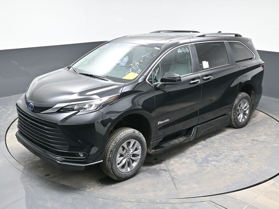 Black Toyota Sienna image number 23