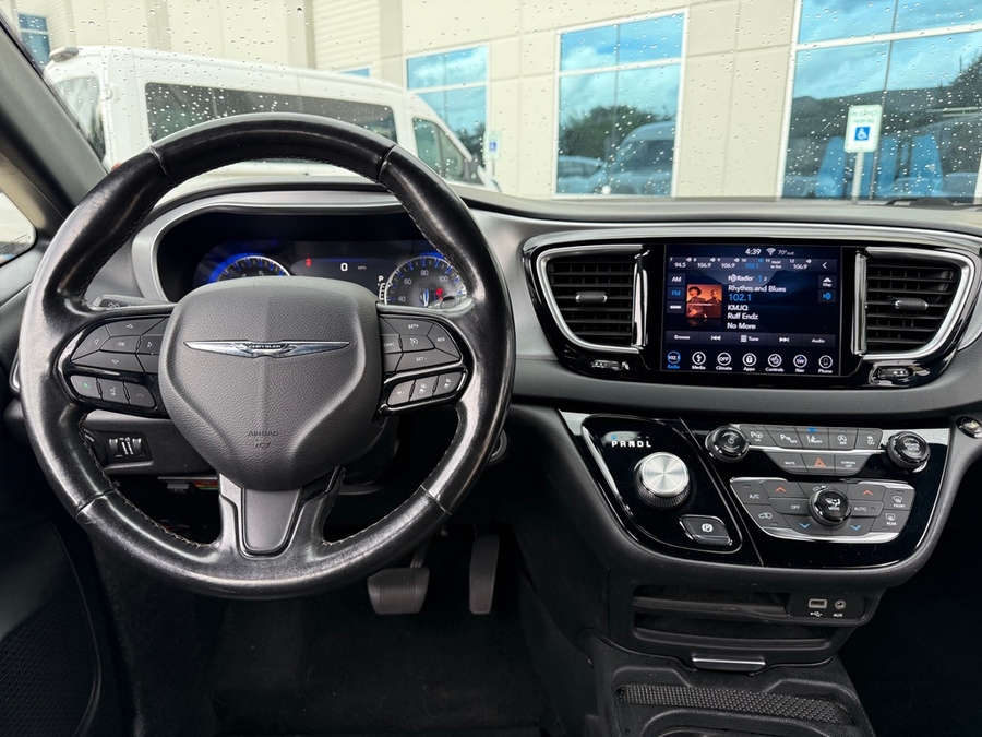 White Chrysler Pacifica image number 12