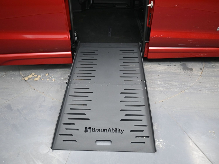 Red Chrysler Voyager image number 10