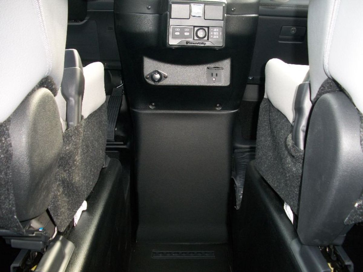 Grey Toyota Sienna image number 18