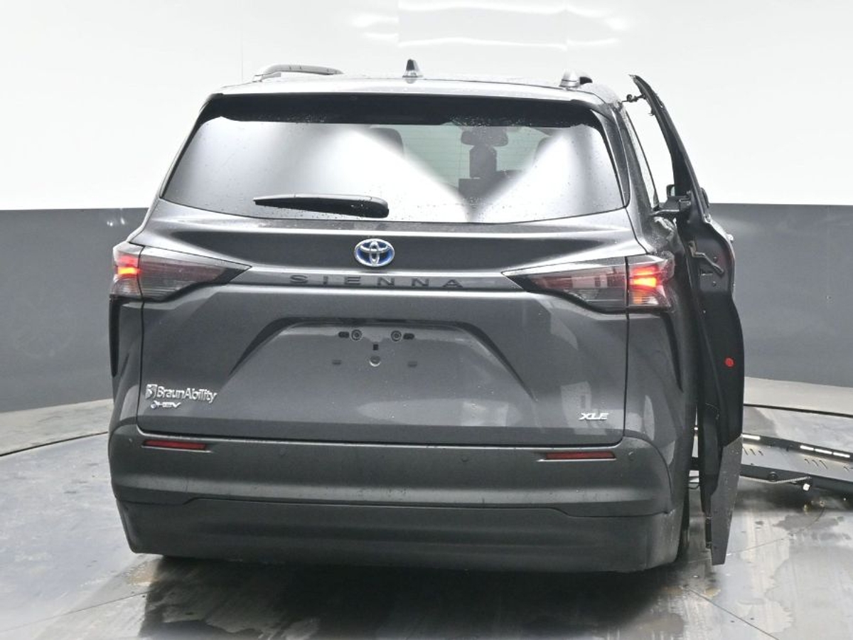 Grey Toyota Sienna image number 2