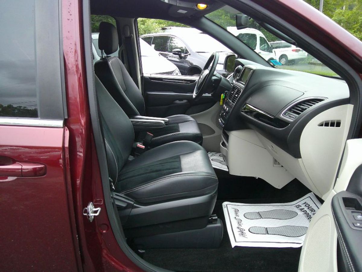 Red Dodge Grand Caravan image number 20
