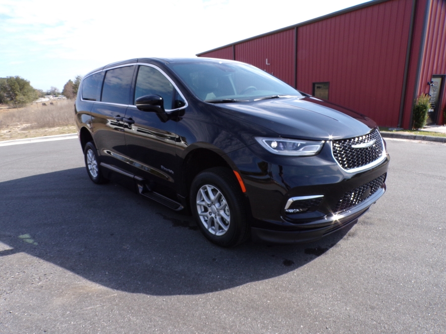 Black Chrysler Pacifica image number 40