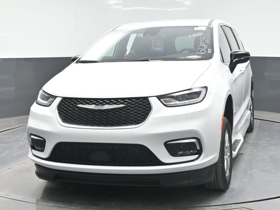 New 2025 Chrysler Pacifica Select Safety - BraunAbility Side Entry Entry Fold Out Automatic Ramp