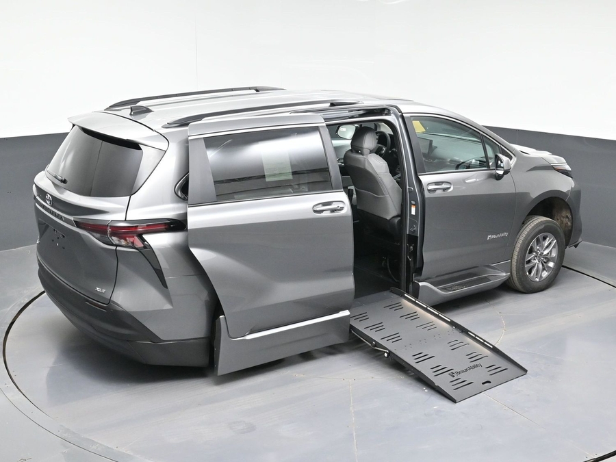 Grey Toyota Sienna image number 22
