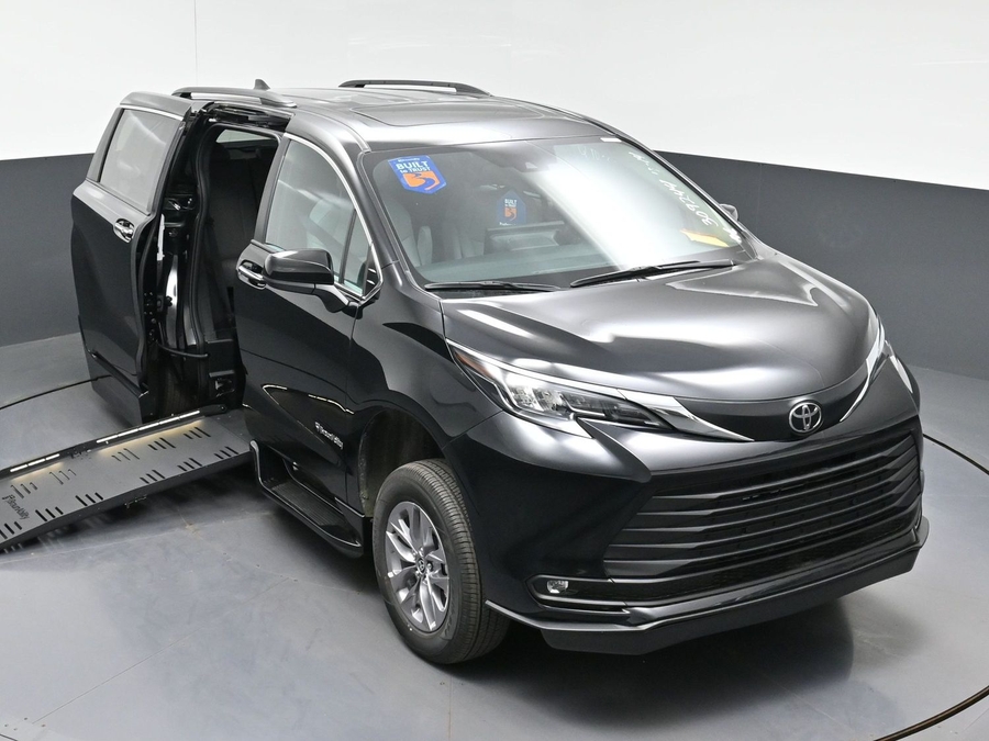 New 2026 Toyota Sienna Hybrid XLE Base - BraunAbility Side Entry Fold Out Automatic Ramp