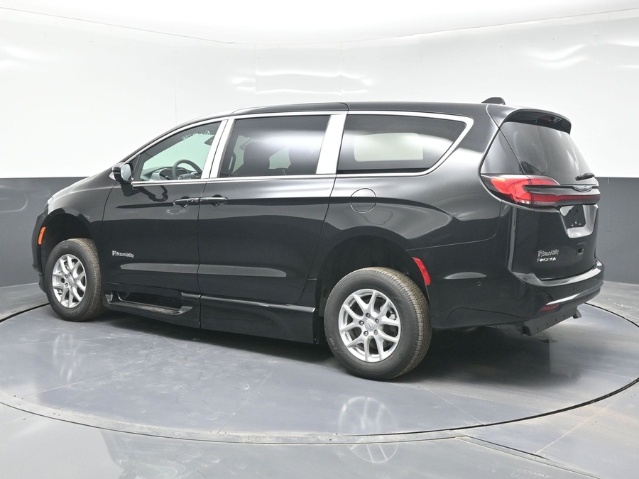 Black Chrysler Pacifica image number 3
