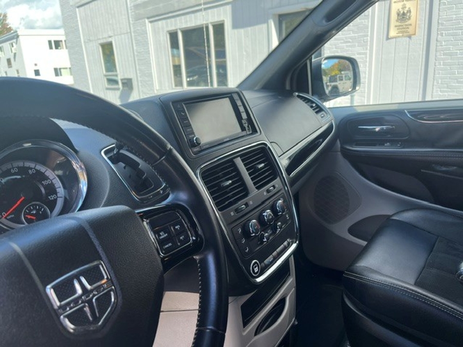 White Dodge Grand Caravan image number 13