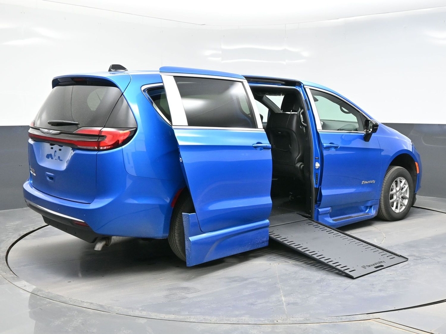 New 2026 Chrysler Pacifica Select Safety - BraunAbility Side Entry Entry In Floor Automatic Ramp