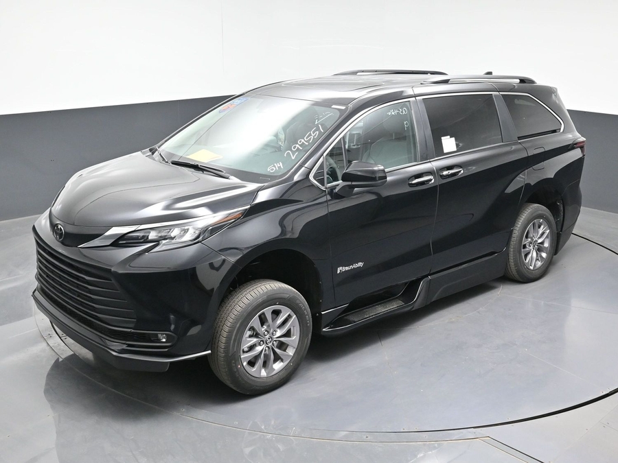 Black Toyota Sienna image number 14