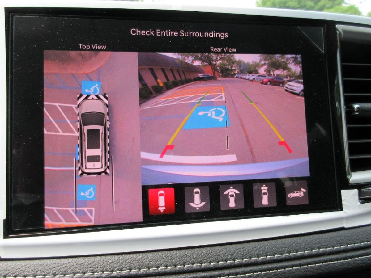 Silver Chrysler Pacifica image number 27