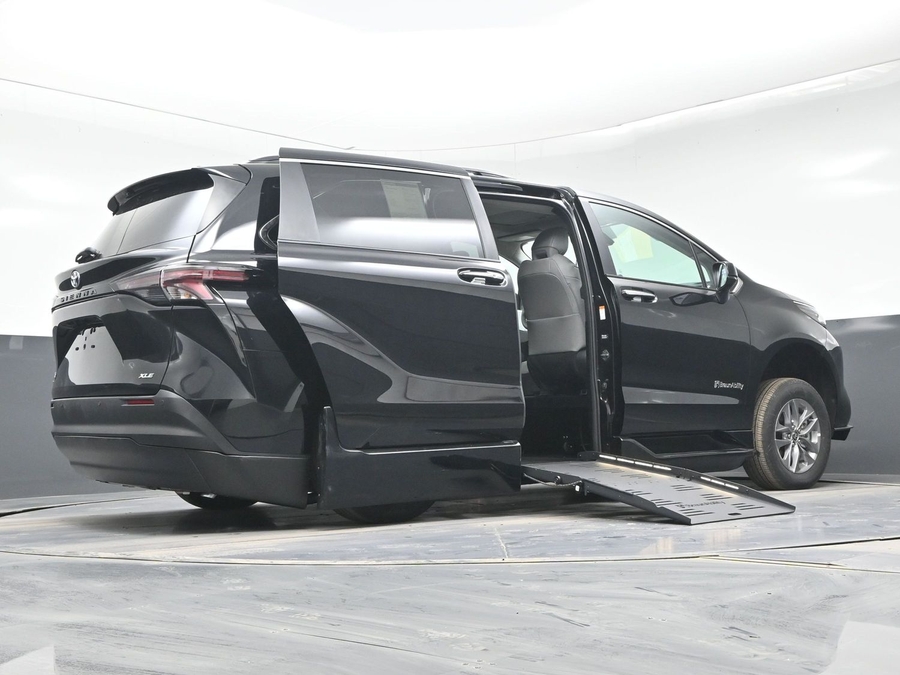 Black Toyota Sienna image number 21