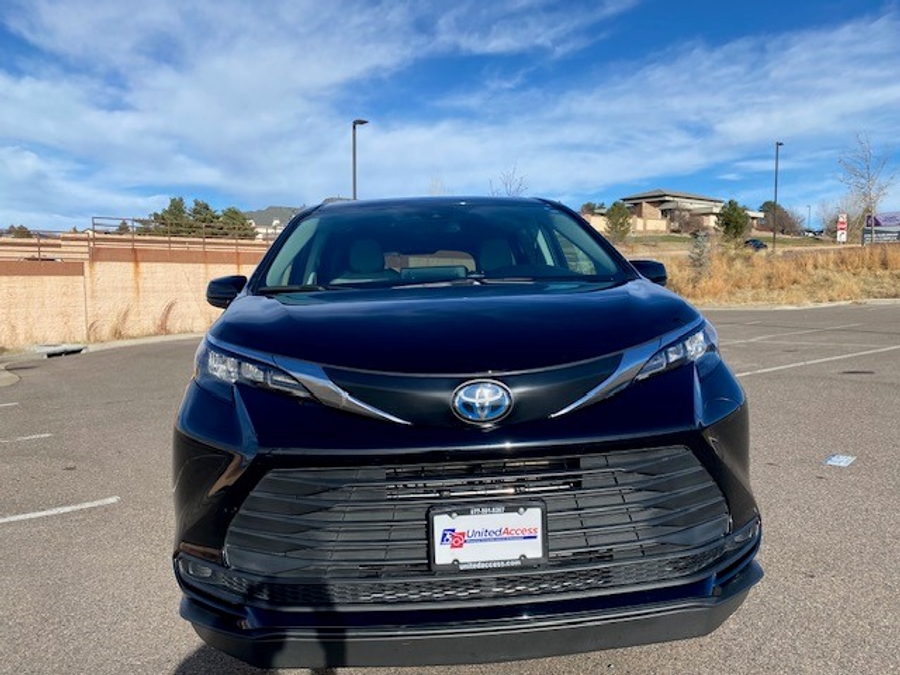 Used 2024 Toyota Sienna Hybrid LE - BraunAbility Side Entry Entry Fold Out Automatic Ramp