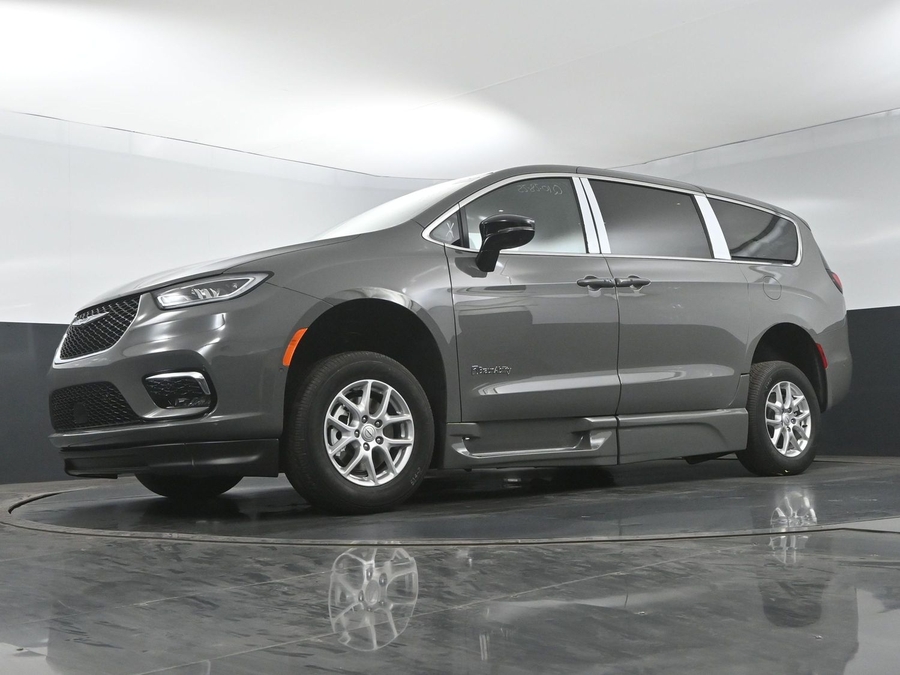 New 2025 Chrysler Pacifica Select Safety - BraunAbility Side Entry Entry In Floor Automatic Ramp