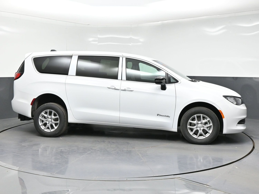 White Chrysler Voyager image number 4
