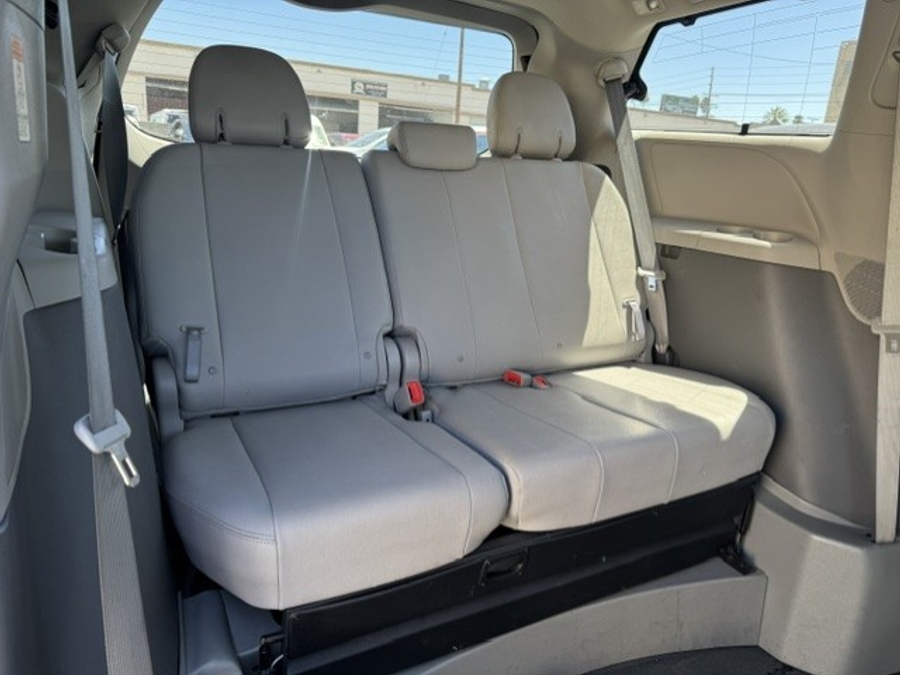 Grey Toyota Sienna image number 6