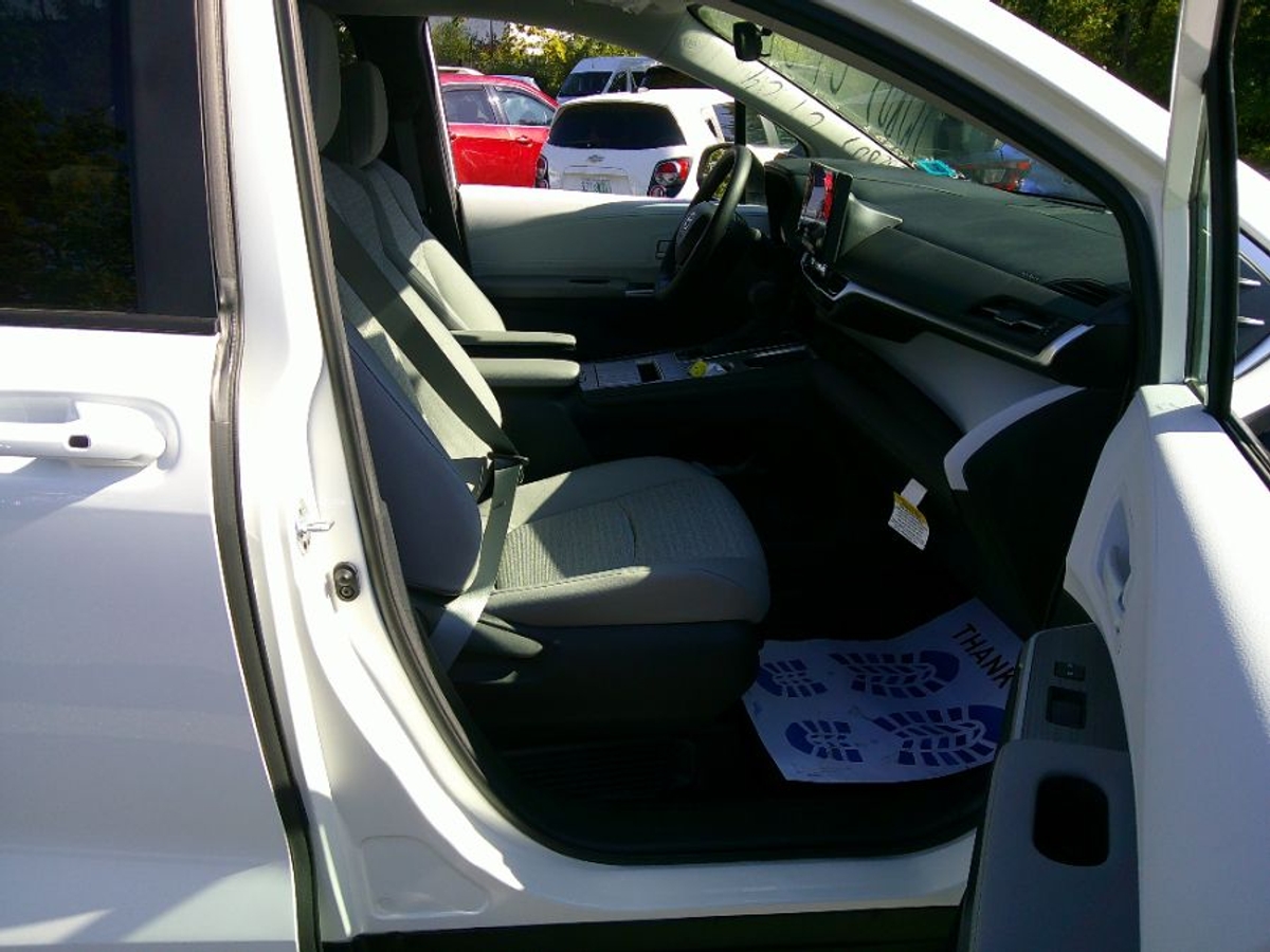 White Toyota Sienna image number 22