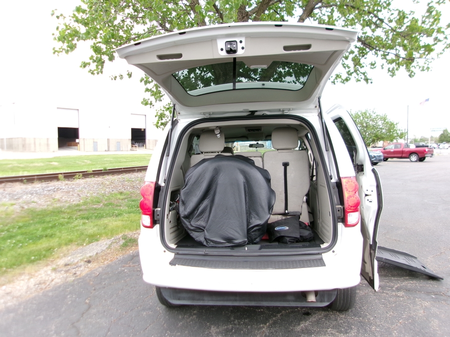 White Dodge Grand Caravan image number 5