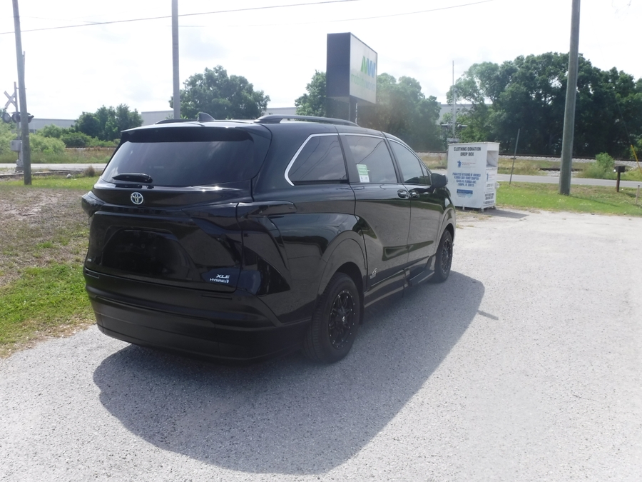 Black Toyota Sienna image number 7