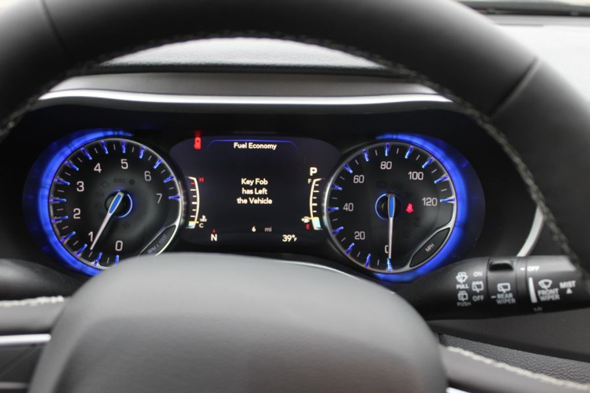 Black Chrysler Pacifica image number 9