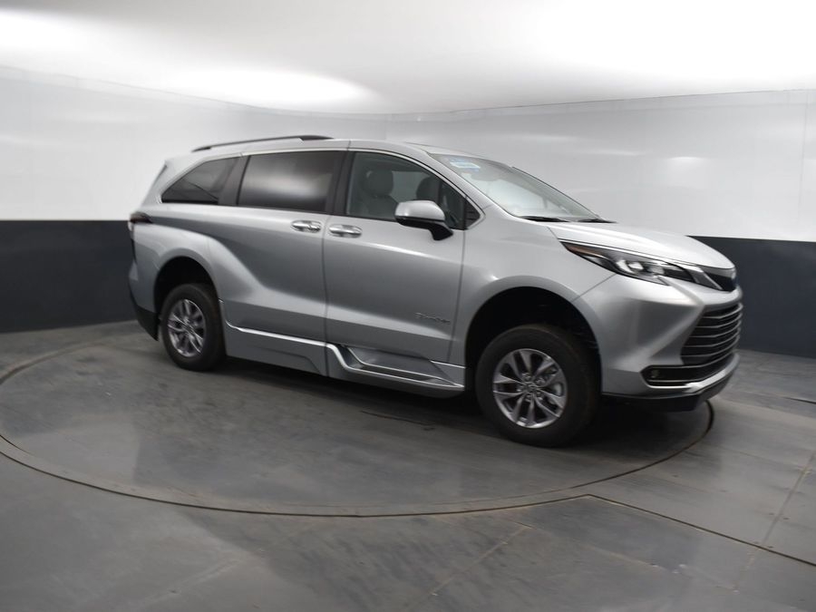 Used 2025 Toyota Sienna Hybrid XLE - BraunAbility Side Entry Entry Fold Out Automatic Ramp