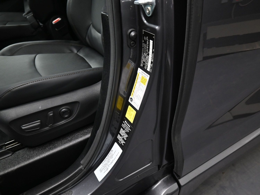 Grey Toyota Sienna image number 16