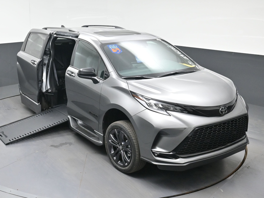 New 2026 Toyota Sienna Hybrid XSE Sport - BraunAbility Side Entry In Floor Automatic Ramp