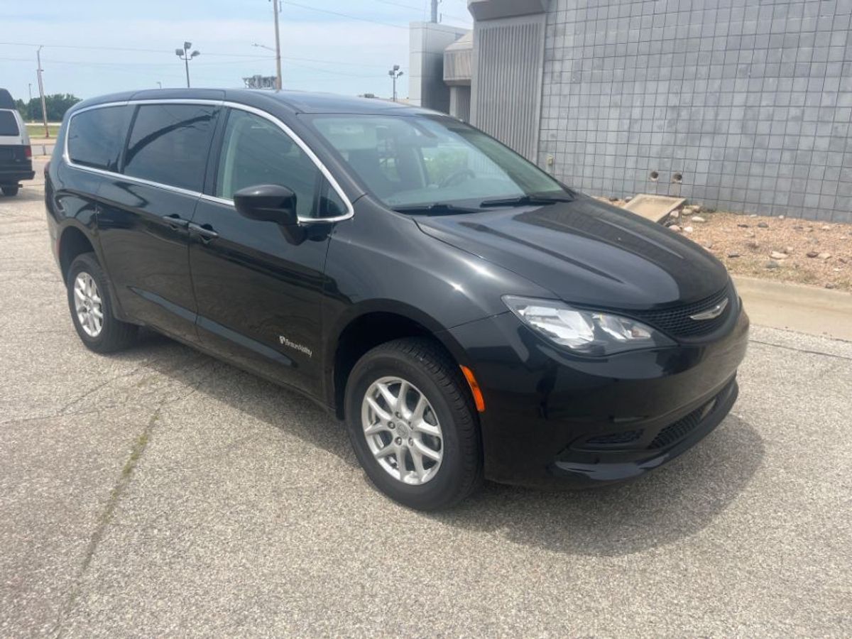 2021 Chrysler Voyager LX