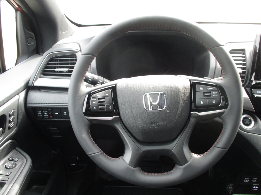 Red Honda Odyssey image number 13