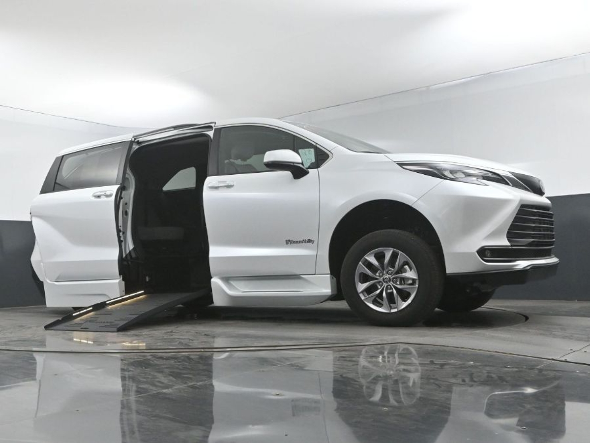 2025 TOYOTA SIENNA - Image 13