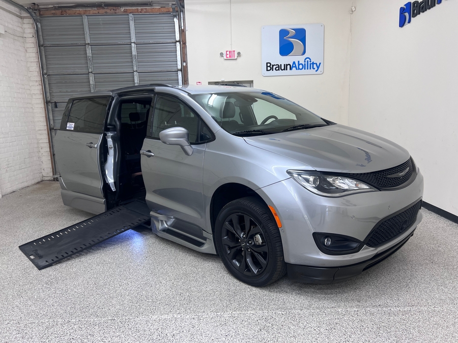 Used 2020 Chrysler Pacifica Touring L - BraunAbility Side Entry In Floor Automatic Ramp