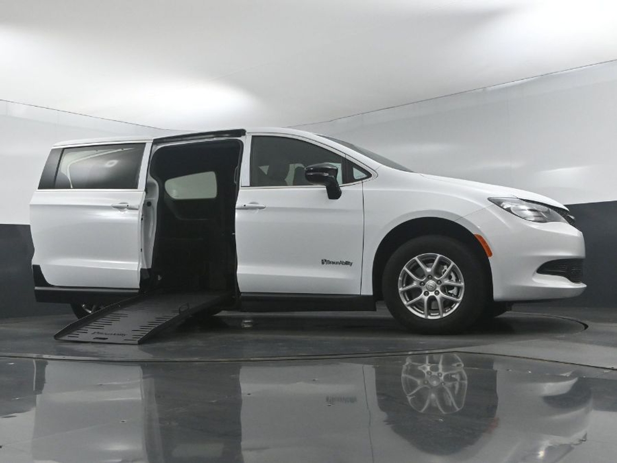 2025 CHRYSLER VOYAGER - Image 18