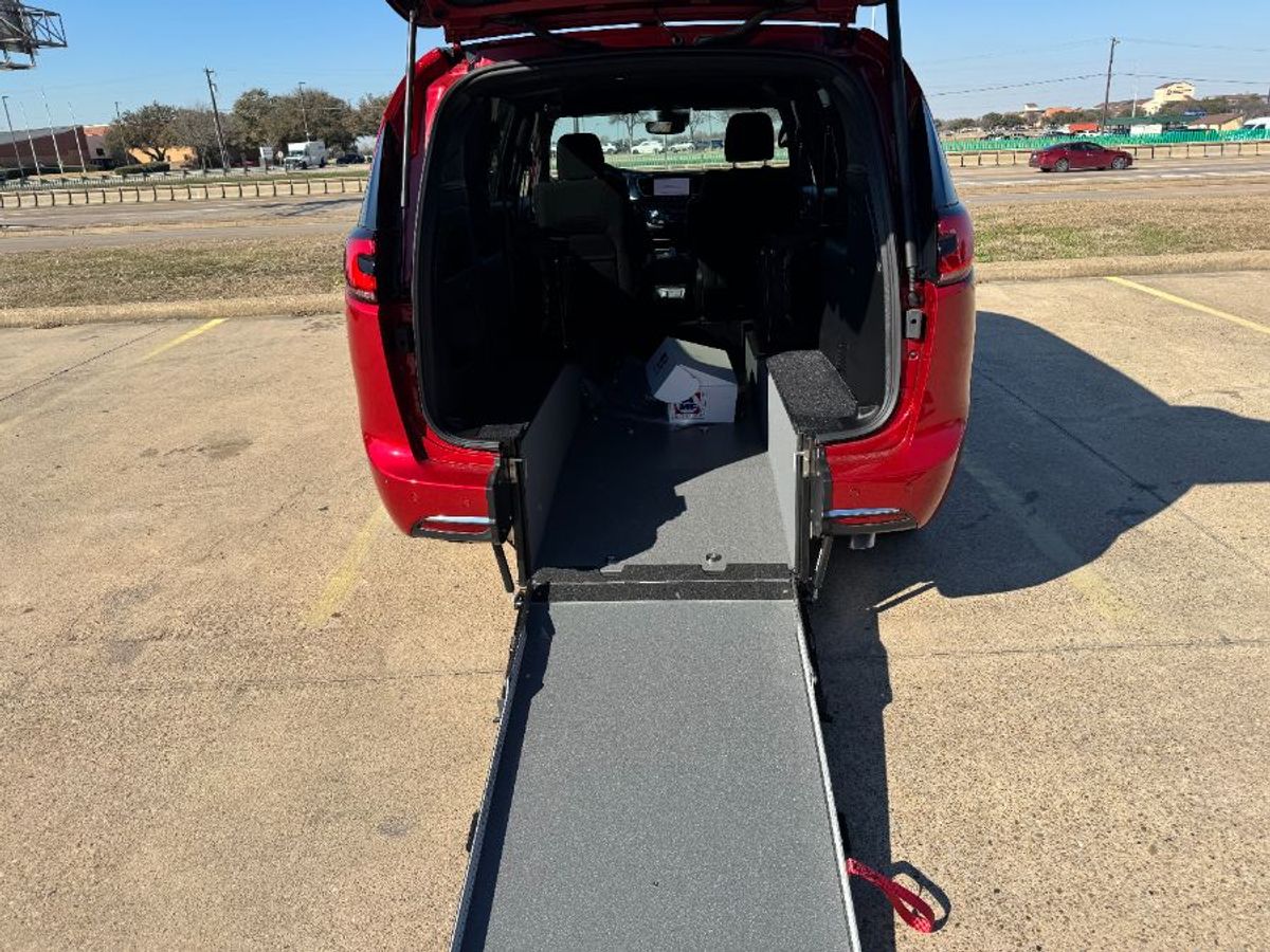 Wheelchair Van New 2024 Chrysler Pacifica RR163868